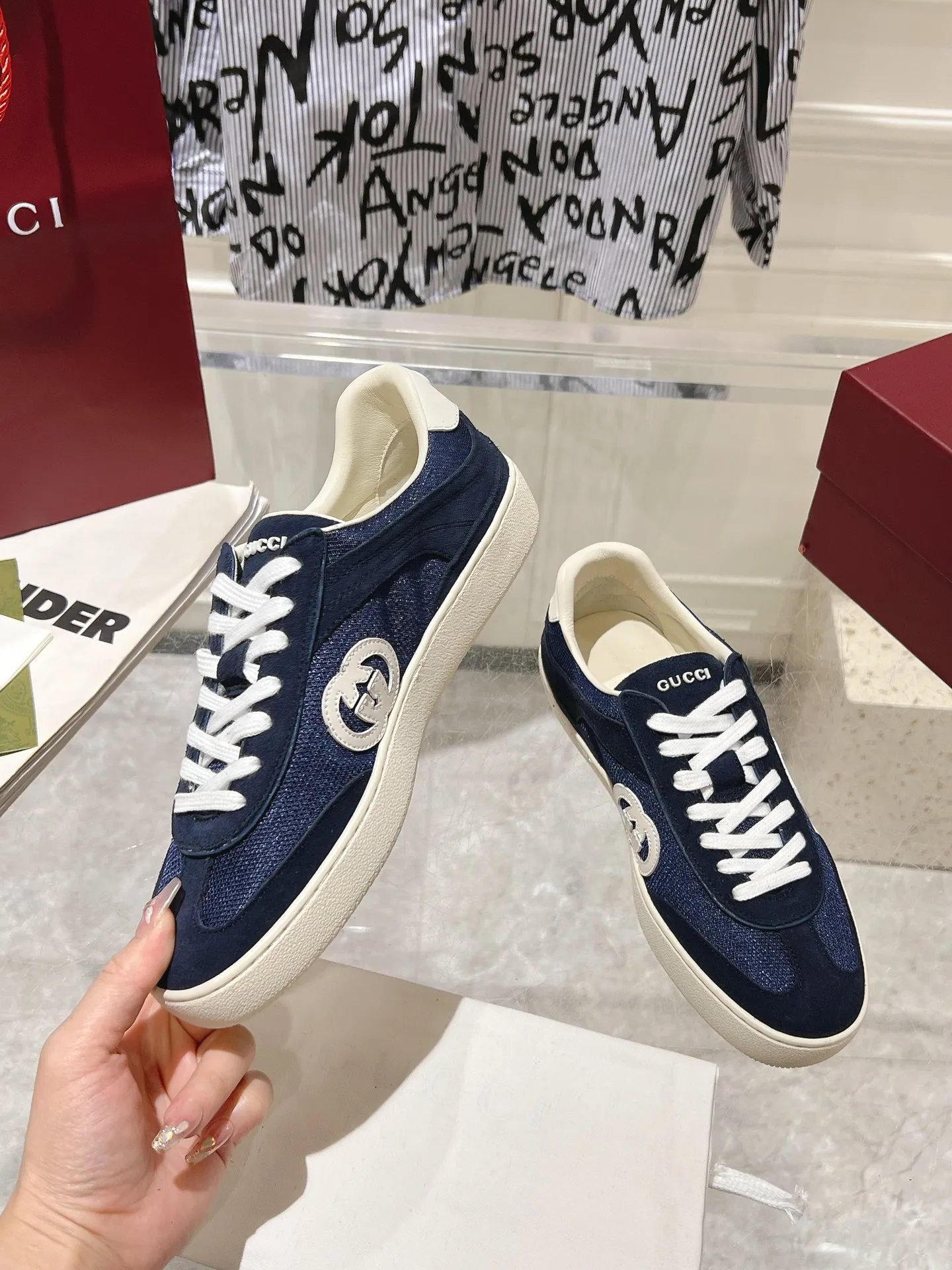👟👟Ex-factory price 540👟👟Men's size +10 New upgraded version🔥Gucci 2024 new white shoes casual shoes hot recommendation, original TPU soles, original fabrics, original sheepskin lining sheepskin feet🔥Original cover craftsmanship is reproduced one to one! The pursuit of ultimate comfort! 🔥🔥 [Love] Fabric: Imported cow suede + mesh [Love] Packing: Counter-matched red shoe box ➕ Aviation airplane box [Love] Code number: 35-45